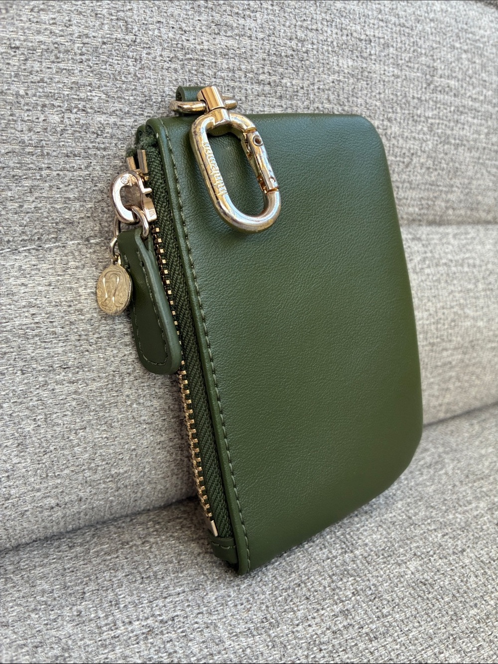 Lululemon's "Barracks Green/Gold" pouch bag - Picture 8 of 12